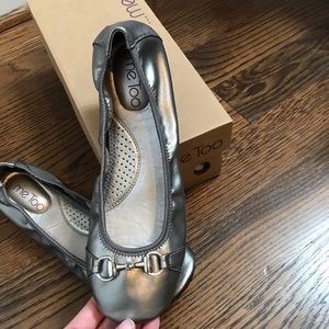Brand new Me Too Silver Ballet flats sz 8 1/2